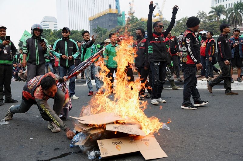 Indonesian motorcycle taxi drivers strike for fair pay